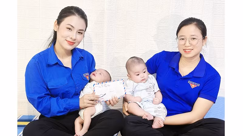 Bảo Châu (bên trái), tham gia hỗ trợ sản phụ và trẻ sơ sinh tại Nhà tạm lánh Tâm An.