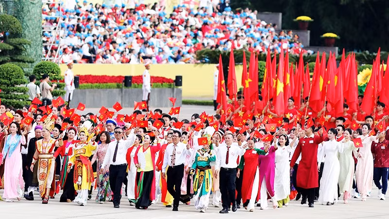 Đảng và Nhà nước chủ trương xây dựng và phát triển nền văn hóa Việt Nam đồng bộ trên nền tảng hệ giá trị quốc gia, hệ giá trị gia đình và chuẩn mực con người Việt Nam.