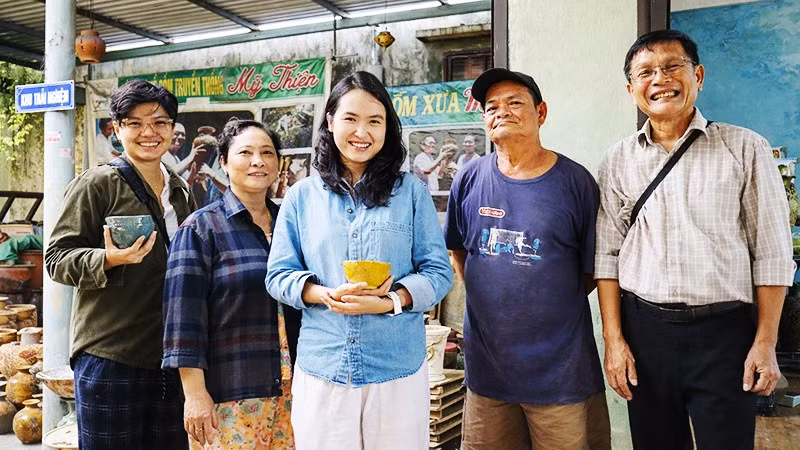 TS Chu Mạnh Trinh (ngoài cùng bên phải) đi thực tế tại làng gốm Mỹ Thiện.