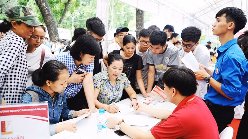 Tư vấn tuyển sinh tại Đại học Bách Khoa Hà Nội. Ảnh: BẮC SƠN