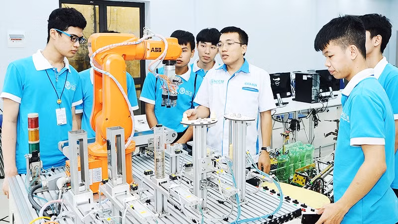 Nguồn nhân lực chất lượng cao ảnh hưởng nhiều tới năng suất lao động. Ảnh: NAM ANH