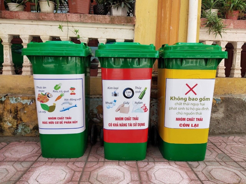 Thùng phân loại rác thải đang được triển khai đồng loạt ở các đô thị lớn.