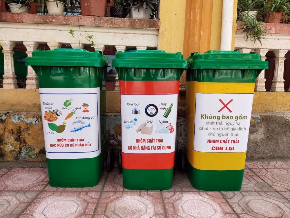 Thùng phân loại rác thải đang được triển khai đồng loạt ở các đô thị lớn.