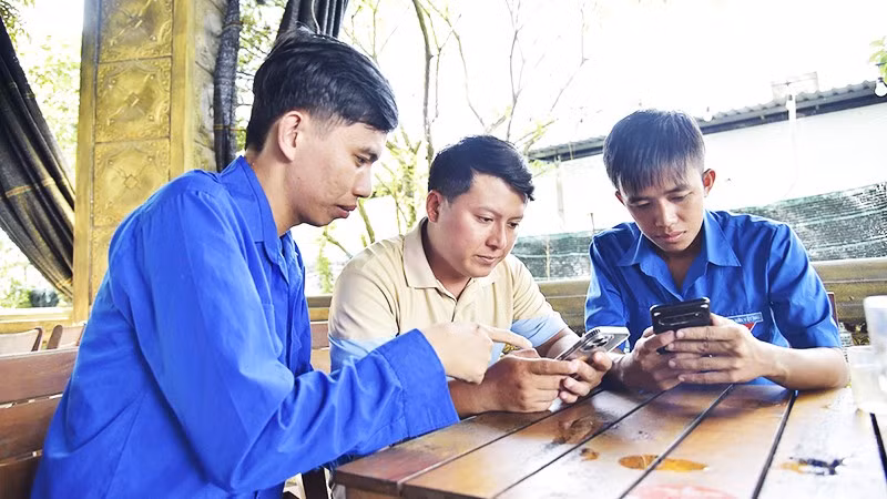 Các cán bộ xã đoàn An Biên hướng dẫn người dân đăng ký thủ tục tư pháp trên Cổng Dịch vụ công quốc gia.