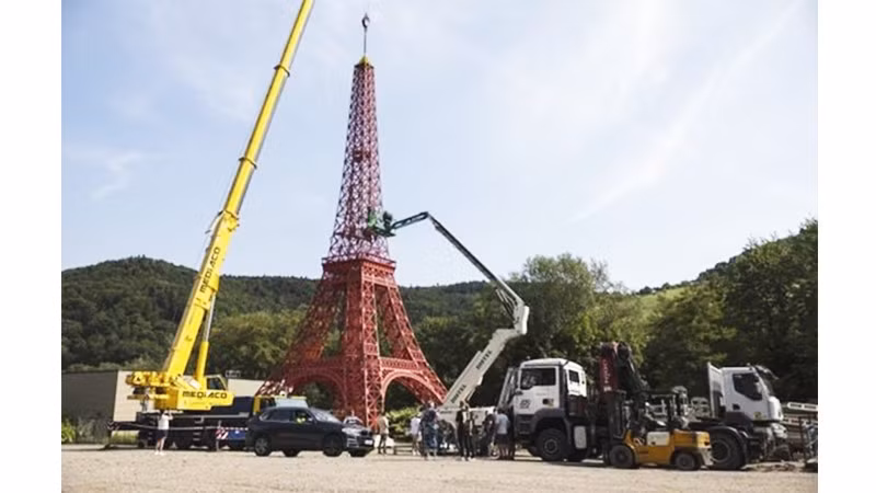 Mô hình tháp Eiffel khổng lồ