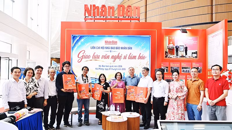 Các văn nghệ sĩ Hải Phòng đón nhận những ấn phẩm đặc biệt của Báo Nhân Dân. Ảnh: THỦY NGUYÊN