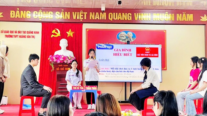 Giáo dục kiến thức về Luật Hôn nhân và Gia đình cho học sinh Trường THPT Hoàng Văn Thụ (Uông Bí, Quảng Ninh).