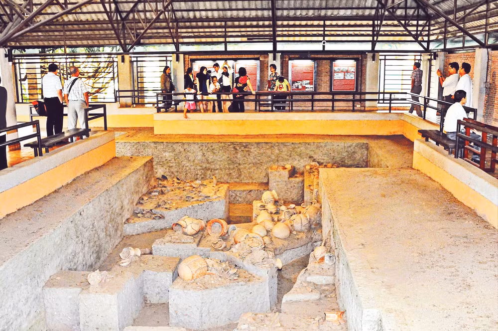 Di tích Bản Chiềng (Thái Lan) lưu lại các hiện vật cổ trong lòng đất. Ảnh: TRỊNH SINH
