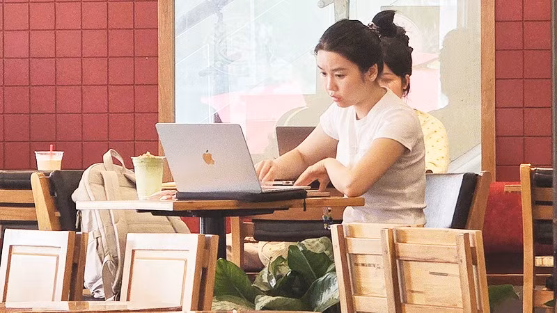 Chỉ với một chiếc máy tính, kết nối internet và các nền tảng số, một cá nhân có thể làm được nhiều việc. Ảnh: SONG ANH