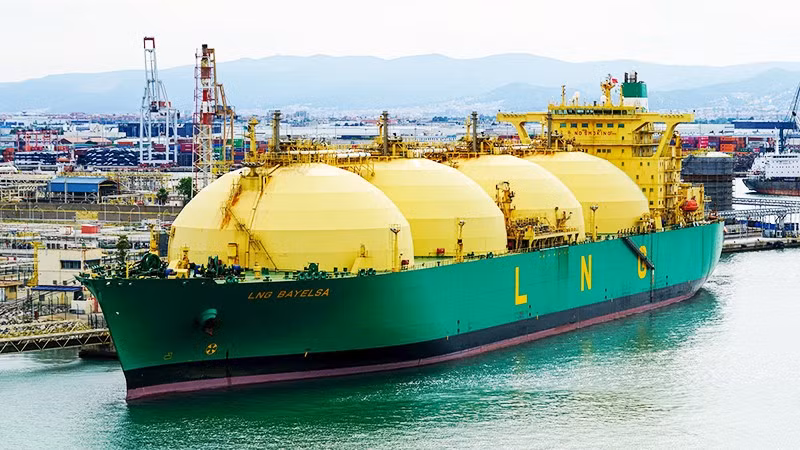 Một tàu chở LNG từ Qatar cập cảng châu Âu. Ảnh: SHUTTERSTOCK 