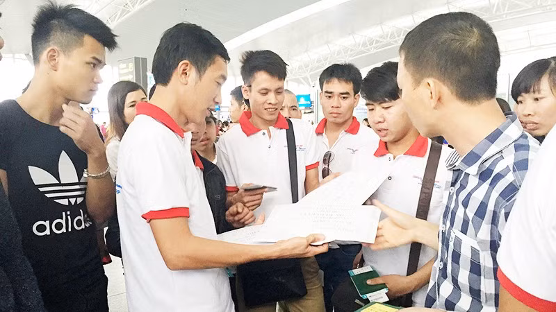 Người lao động làm thủ tục xuất cảnh tại sân bay.