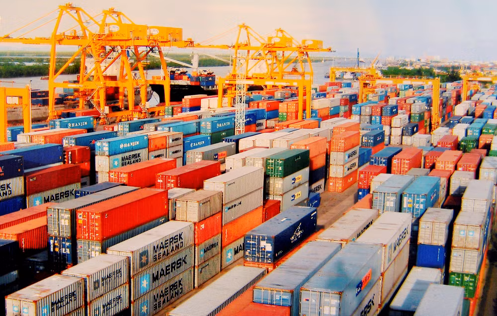 Tính đến ngày 15/11, tổng kim ngạch xuất nhập khẩu của cả nước đã đạt 801,02 tỷ USD. Ảnh: BẮC SƠN