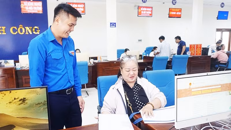 Đoàn viên, thanh niên tỉnh Gia Lai hỗ trợ người dân tiếp cận dịch vụ công trực tuyến. Ảnh: LƯƠNG TÙNG