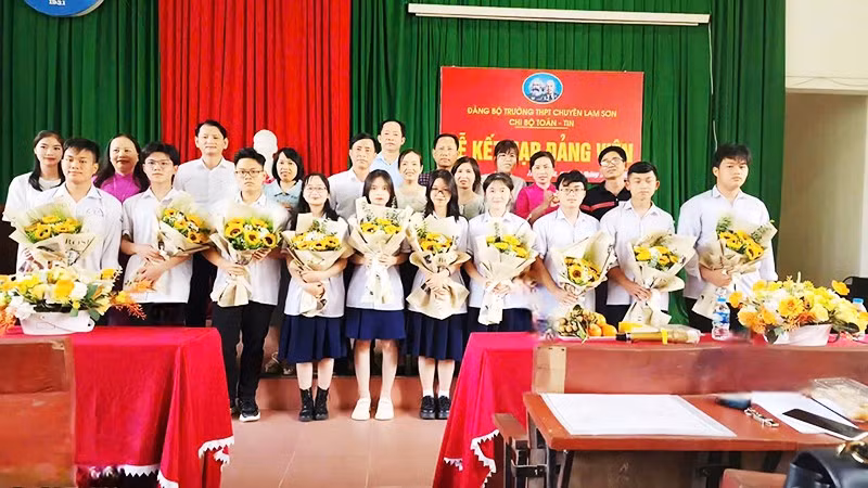 Chi bộ Toán - Tin, Đảng bộ Trường THPT chuyên Lam Sơn tổ chức kết nạp đảng viên cho học sinh ưu tú.