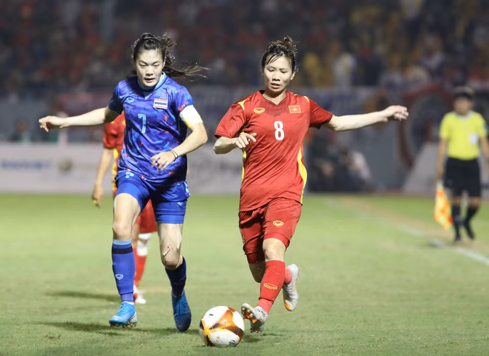 Đội tuyển bóng đá nữ Thái Lan (trái) quyết tâm giành Huy chương vàng SEA Games 33. Ảnh: LÊ MINH 