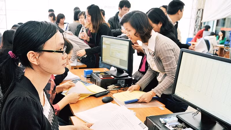 Kê khai thuế tại bộ phận một cửa của Thuế Hà Nội. Ảnh: NGUYỆT ANH