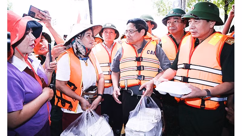Thủ tướng Phạm Minh Chính thăm hỏi, tặng nhu yếu phẩm cho bà con nhân dân phường Phan Đình Phùng, tỉnh Thái Nguyên. Ảnh: TRẦN HẢI