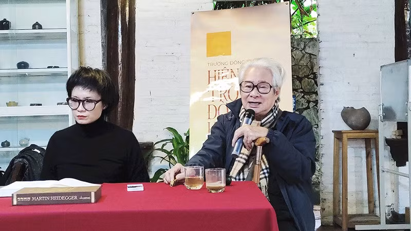 Dịch giả Bùi Văn Nam Sơn tại sự kiện với chủ đề "Hiện sinh trong đời sống hiện đại".