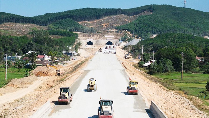 Nhà thầu đứng đầu liên danh là Tập đoàn Đèo Cả đã tập trung nguồn lực, thi công liên tục “3 ca, 4 kíp”, lúc cao điểm huy động gần 4.000 nhân sự và 1.500 thiết bị trên công trường dự án đường cao tốc Quảng Ngãi - Hoài Nhơn.