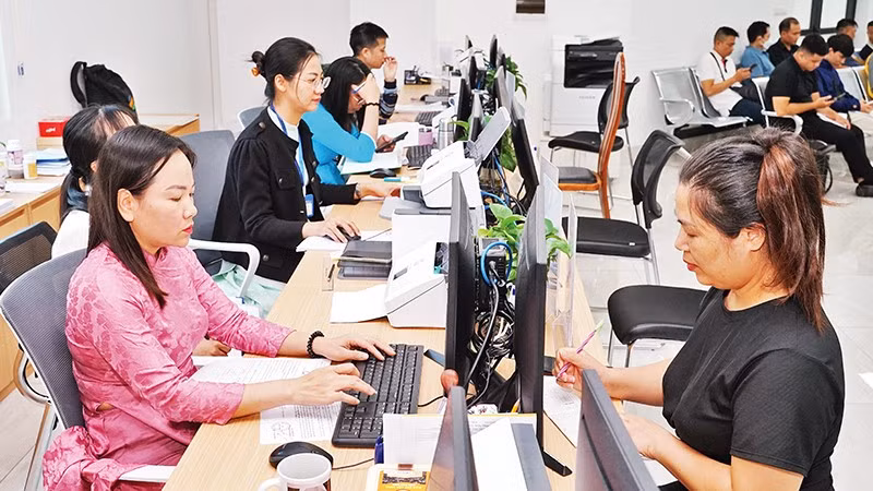 Cắt giảm, đơn giản hóa thủ tục hành chính quy định kinh doanh sẽ tiết giảm chi phí cho doanh nghiệp. Ảnh: NGUYỆT ANH