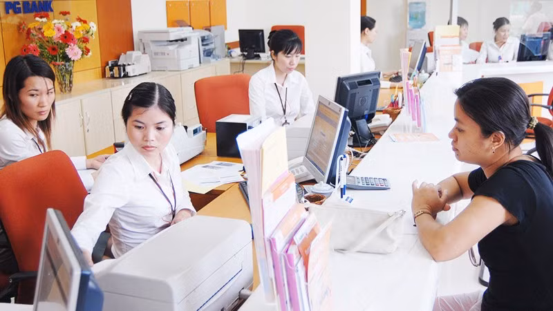 Không được kèm sản phẩm bảo hiểm không bắt buộc với việc cung ứng sản phẩm, dịch vụ ngân hàng dưới mọi hình thức. Ảnh: NGUYỆT ANH