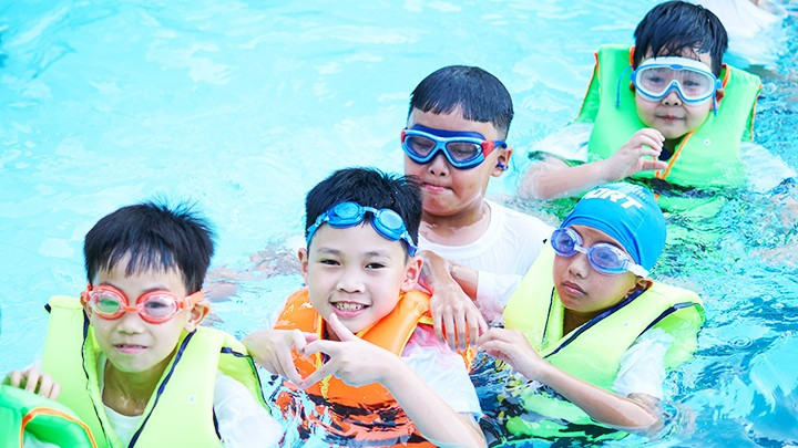 Một lớp rèn kỹ năng dưới môi trường nước cho trẻ em tại Hà Nội. Ảnh: QUANG PHONG