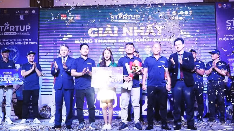 Riri Phương Trinh cùng các cộng sự nhận giải Quán quân Cuộc thi khởi nghiệp tỉnh Khánh Hòa.
