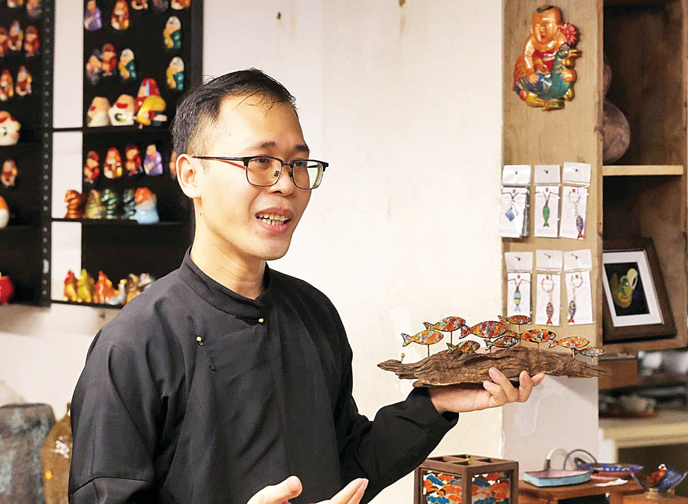 Trương Thanh Tùng giới thiệu sản phẩm pháp lam. 