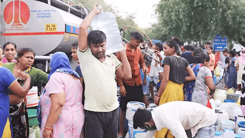 Người dân New Delhi xoay xở tìm kiếm nguồn nước mỗi khi mùa hè đến. Ảnh: TIMES OF INDIA