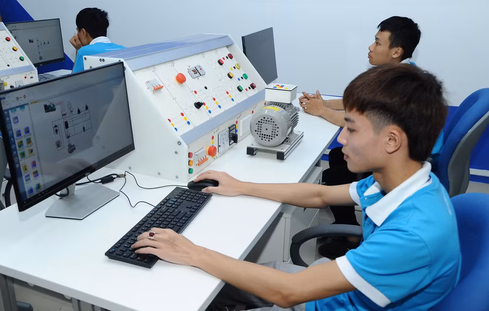 Đào tạo nghề tại Trường cao đẳng Cơ điện Hà Nội. Ảnh: SONG ANH