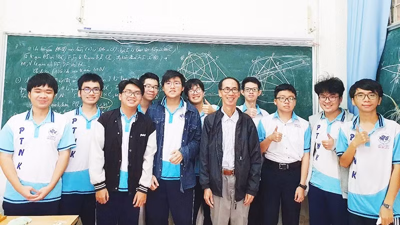 TS Lê Bá Khánh Trình chụp hình cùng đội tuyển Trường Phổ thông Năng khiếu năm 2024. Ảnh: NVCC