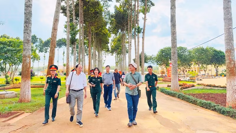 Các nhà văn thực tế tại doanh trại Sư đoàn 302.
