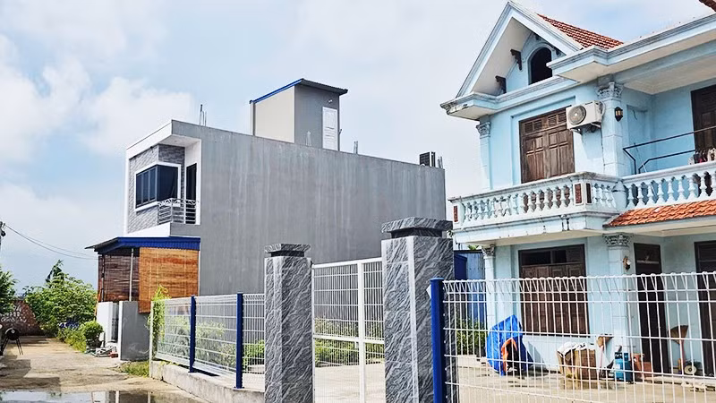 Ngôi nhà hai tầng khang trang (bên trái) xây "nhầm" trên đất hàng xóm tại xã Thiên Hương, TP Hải Phòng.