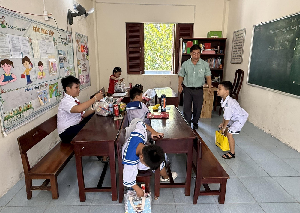 Thầy giáo Trương Hồng Lĩnh và lớp học trên đảo Sinh Tồn. 16-2.jpg