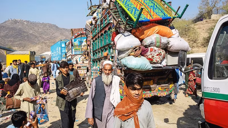 Người dân Afghanistan rời bỏ nhà cửa do xung đột. Ảnh: GETTYIMAGES