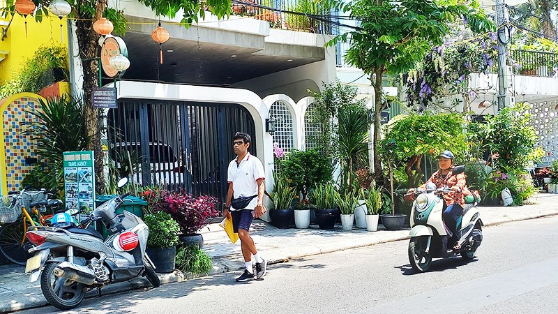 Chậu cảnh lấn hết vỉa hè khiến khách du lịch nước ngoài phải đi bộ dưới lề đường. 