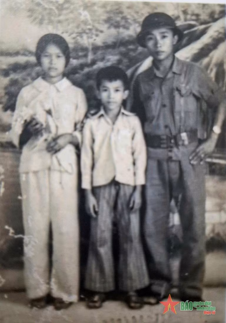 Đồng chí Nguyễn Trung Thu cùng hai em ruột Nguyễn Thị Năm và Nguyễn Mạnh Cường gặp nhau sau Ngày giải phóng miền nam (tháng 5-1975). Ảnh do nhân vật cung cấp