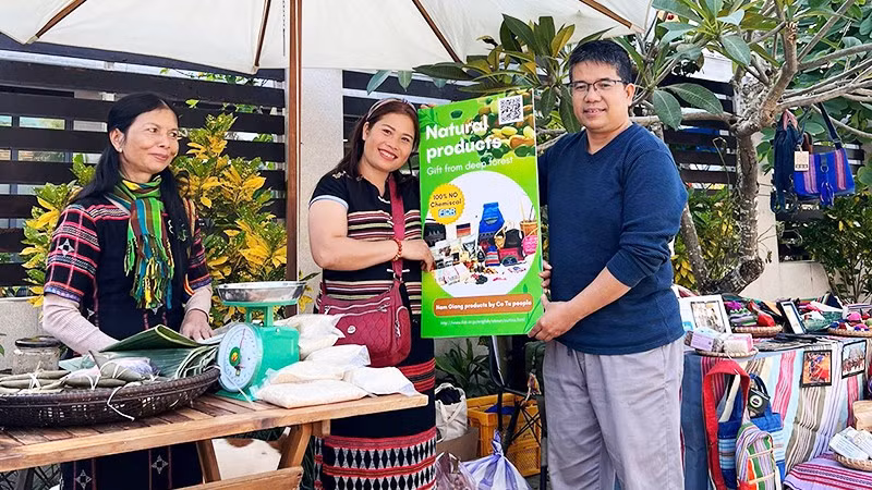 Ông Lê Quốc Việt tại phiên chợ Tân Thành (Đà Nẵng).