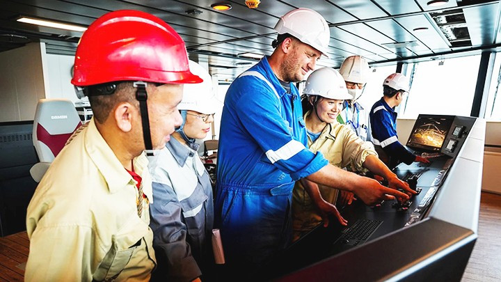 Chuyên gia Tập đoàn Daemen phối hợp với Tổng công ty Đóng tàu Hạ Long hoàn thiện tàu CSOV. 92.jpg