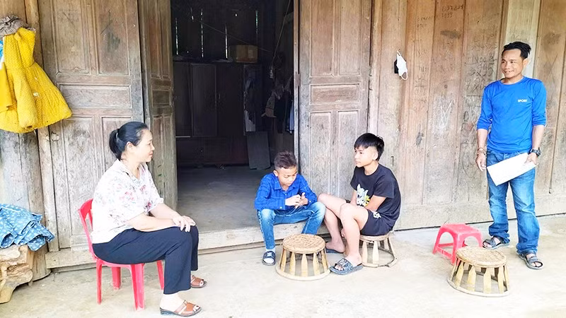 Giáo viên Trường phổ thông dân tộc bán trú THCS Nhôn Mai, xã Nhôn Mai, đi vận động học sinh trở lại trường.