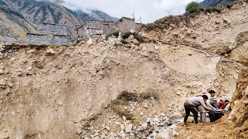 Trận lũ tháng 5 để lại hậu quả nặng nề. Ảnh: THE GUARDIAN