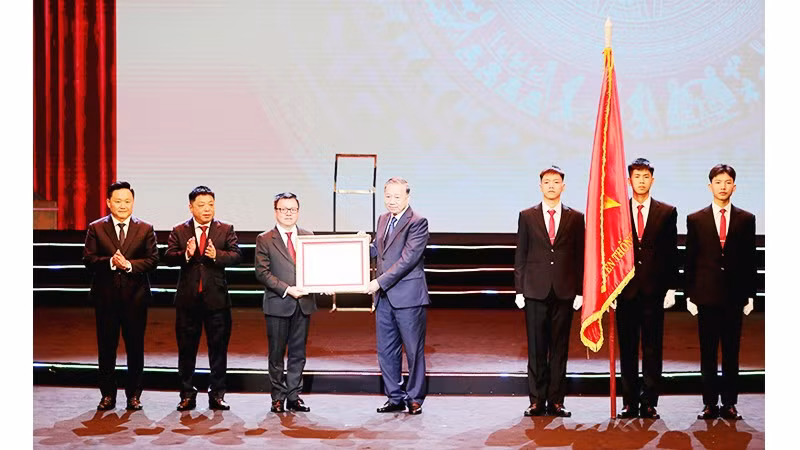 Tổng Bí thư Tô Lâm thăm phòng truyền thống Báo Nhân Dân. Ảnh: THÀNH ĐẠT