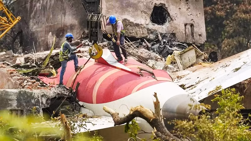 Hiện trường vụ tai nạn máy bay tại Ấn Độ.Ảnh: TIMES OF INDIA