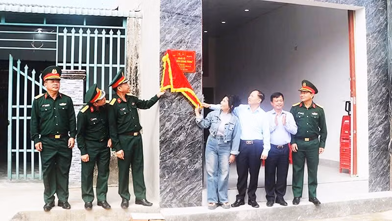 Người dân vui mừng khi có căn nhà mới.