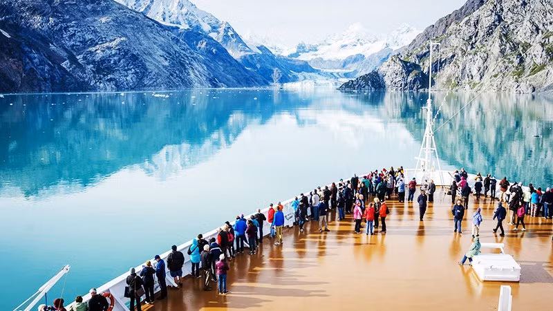 Du khách tham quan bang Alaska.Ảnh: AMERICA.GOV