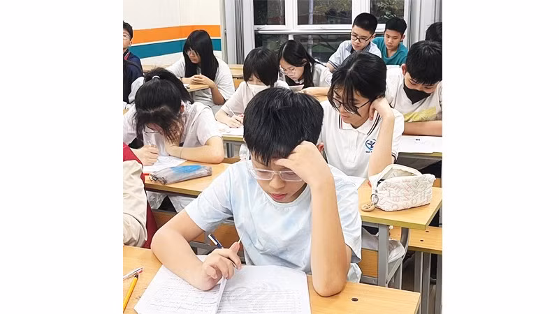 Một lớp luyện thi vào lớp 10 THPT công lập tại phường Cầu Giấy (Hà Nội).