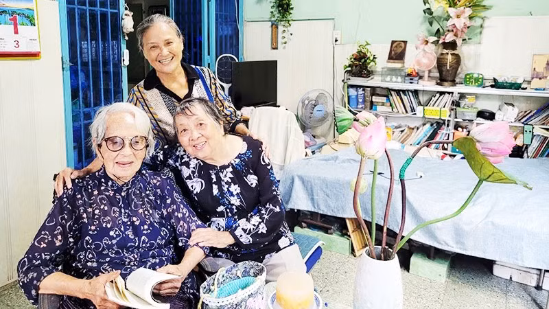 Bà Đạm Thư chia sẻ những câu chuyện về A Lưới với bạn bè.