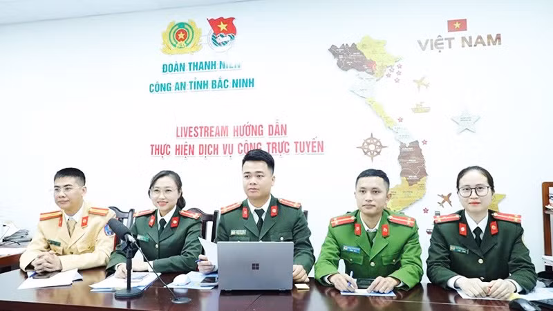 Buổi livestream hướng dẫn thực hiện dịch vụ công trực tuyến của Công an tỉnh Bắc Ninh.