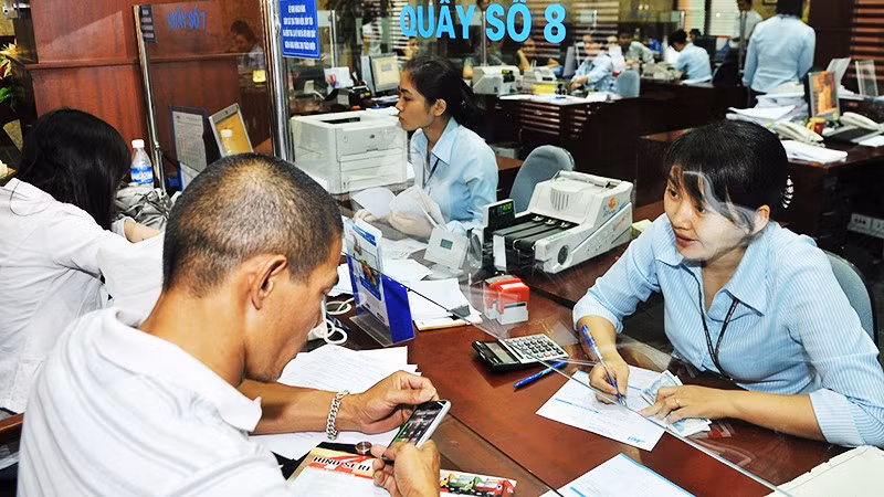 Trong những tháng cuối năm 2025, nhiều ngân hàng đồng loạt điều chỉnh biểu phí các dịch vụ. Ảnh: NAM ANH