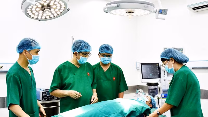 PGS, TS Nguyễn Hoài Nam (thứ hai từ trái qua) cùng ê-kíp trong một ca mổ.